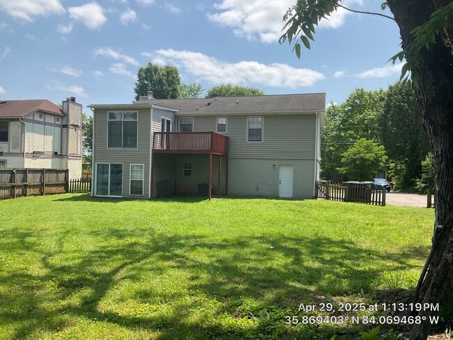 Building Photo - 3 Bedroom / 2.5 Bath House Available Now