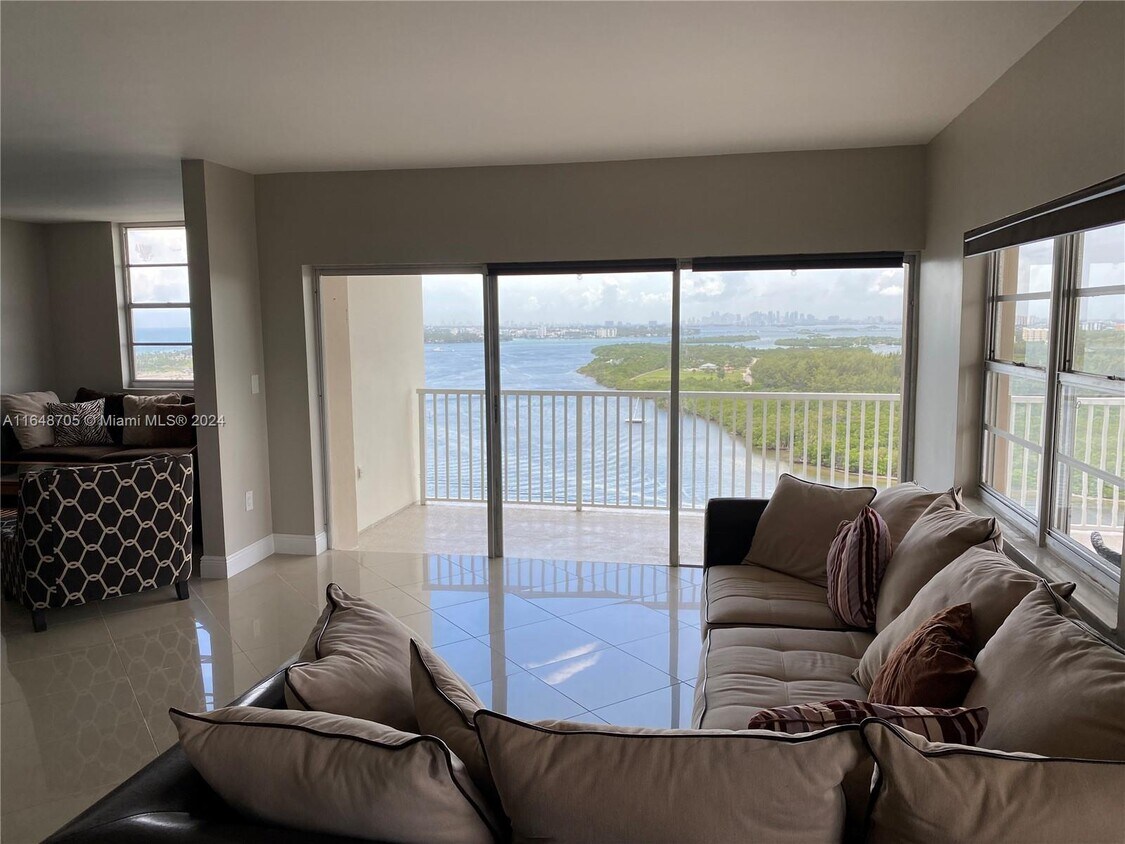 Primary Photo - 300 Bayview Dr