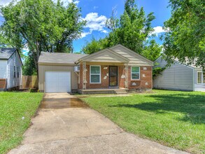 Building Photo - 2320 Trosper Pl