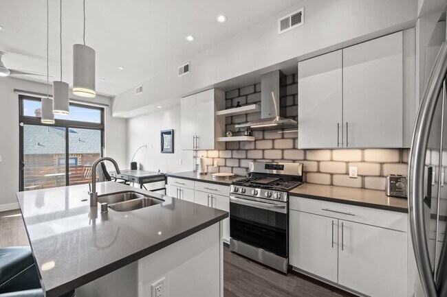 Foto del edificio - Fully Furnished Modern Downtown Townhome – Utilities Included – Walk to River & Midtown