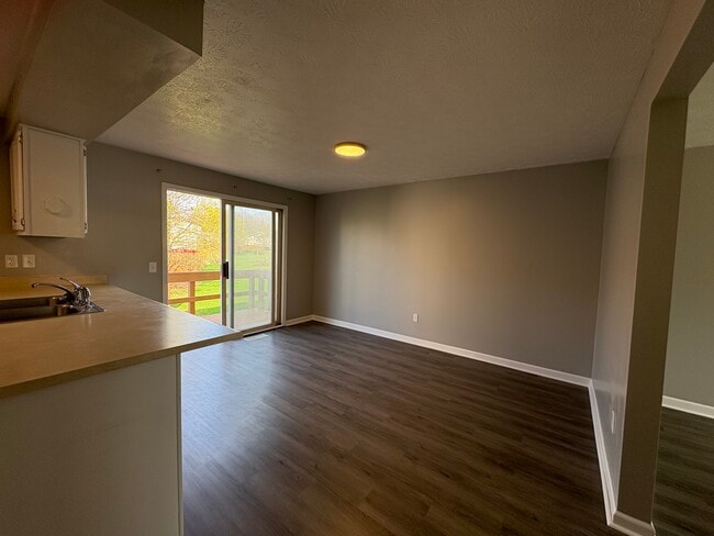 Building Photo - 1143 Hampton Dr