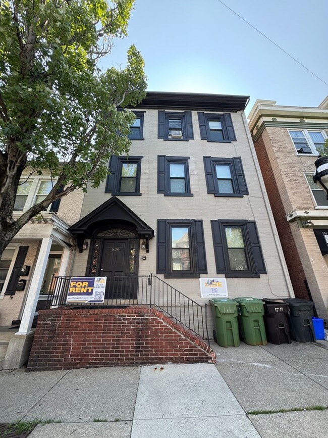 Building Photo - 636 N New St