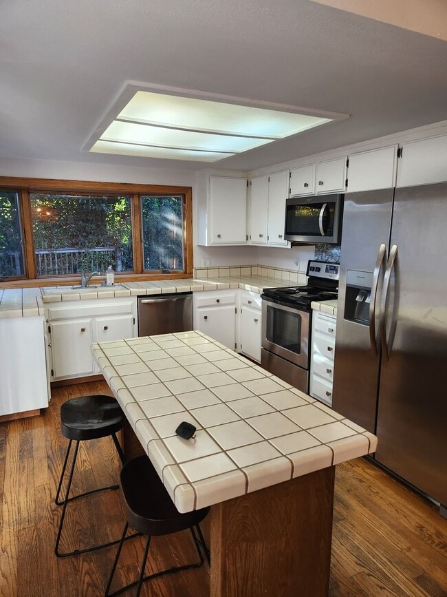 Building Photo - Great Santa Rosa Neighborhood 4 Bedroom, 2 Bathrooms w/Pool