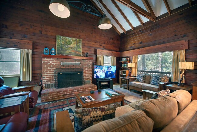 Foto del edificio - 8039 Larkspur Ln