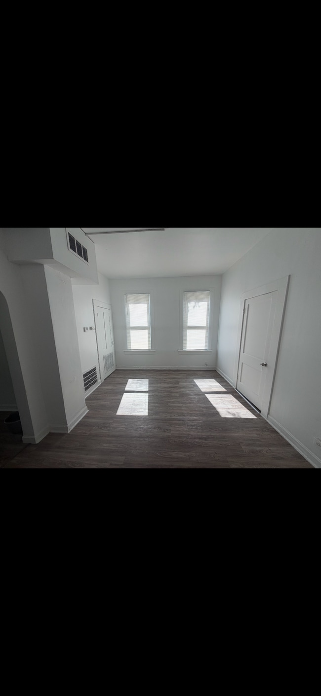 Building Photo - 152 E 107th St