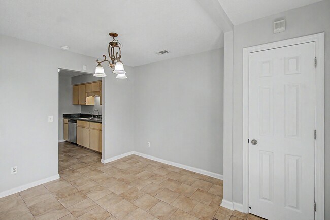 Building Photo - 1651 Latham Ct