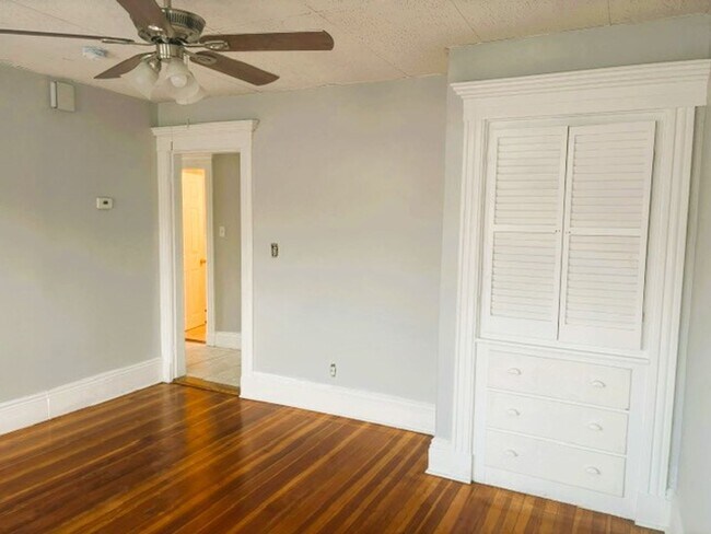 Building Photo - Just Updated Everett 3 Bedroom Apartment W...