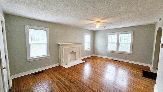 Building Photo - 1136 N Villa Ave
