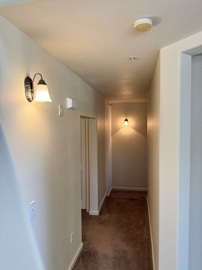 Building Photo - Townhouse in Triana South Meadows