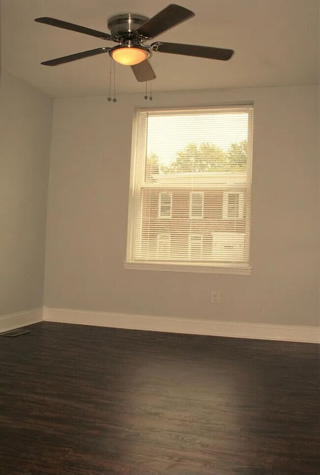 Foto del edificio - Spacious 4 Bedroom Home