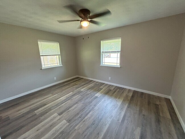 Building Photo - 210 Sanders Ave