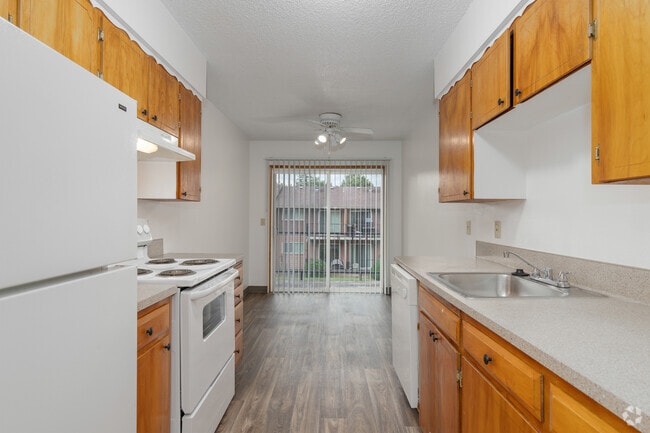 1BR, 1BA - 692SF - Dining Room - Brighton Hill Apartments