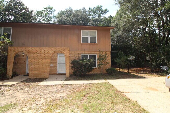 Foto del edificio - Updated Northeast Pensacola 3BR End-Unit Townhome Near UWF & Cordova Mall with Fresh Paint, New C...
