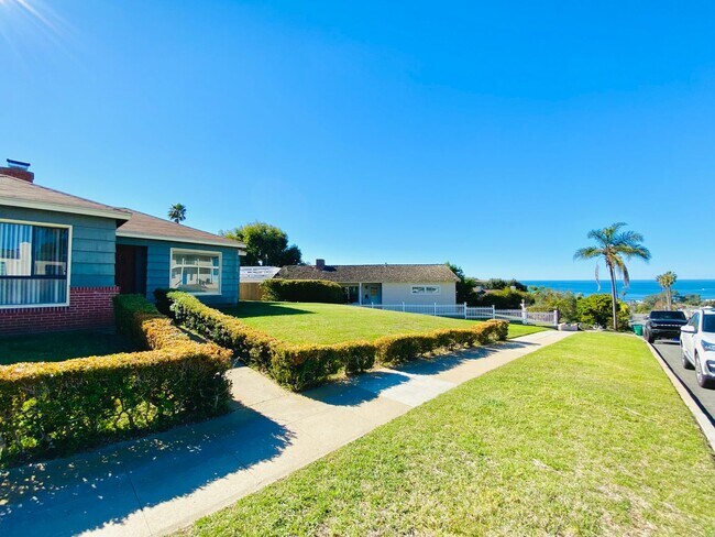 Foto del edificio - Ocean Views! 2BD/1.5BA House Available Now!