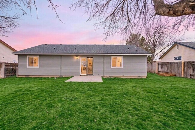 Foto del edificio - GREAT LOCATION - 3bd/2ba Home w/Room to Park Your Toys!