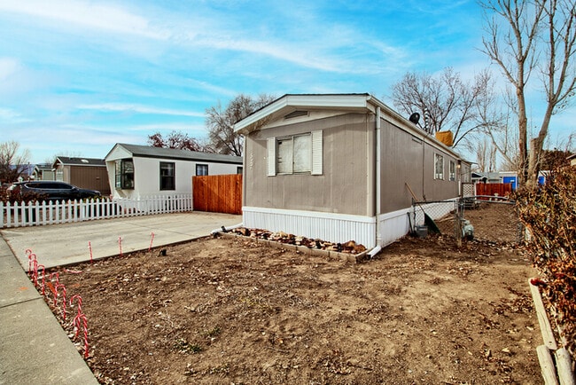 Building Photo - 527 Pisces Ln