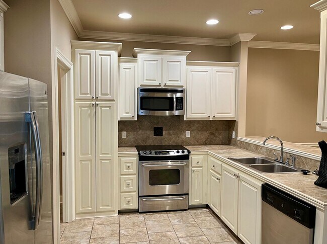 Foto del edificio - Spacious 2br/2ba with dbl garage off Old H...