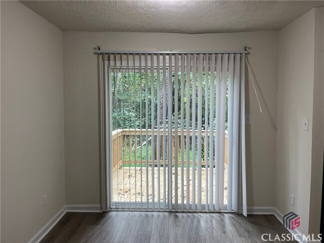 Foto del edificio - 425 Rustwood Dr