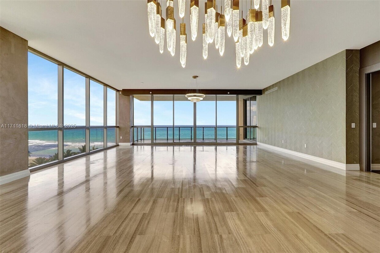 Foto principal - 17749 Collins Ave
