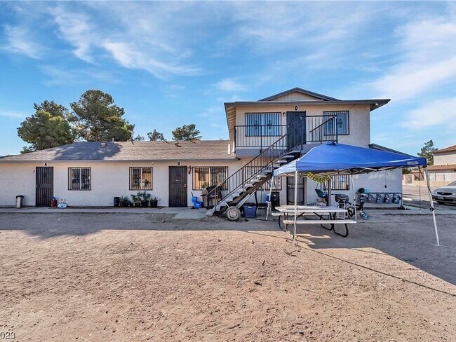 Foto del edificio - Charming 2-Bedroom Unit in a Well-Maintained 4-Plex!