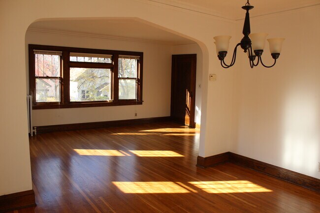 Building Photo - 3033 33rd Ave S