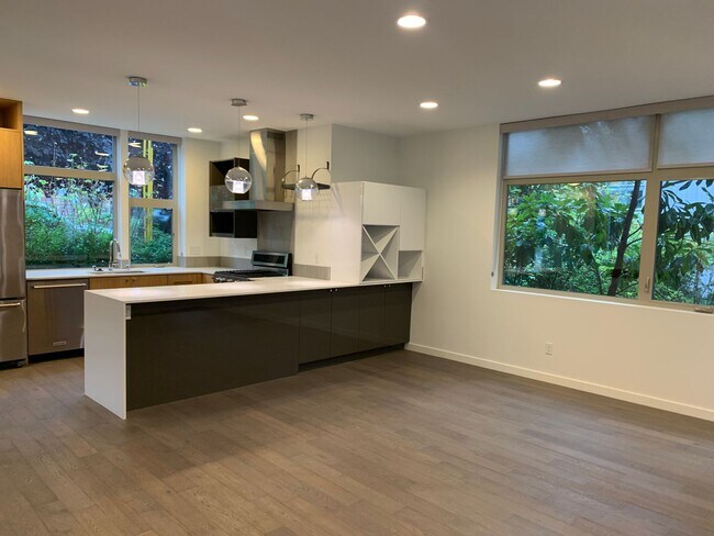 Building Photo - Stunning home in the heart of the city!