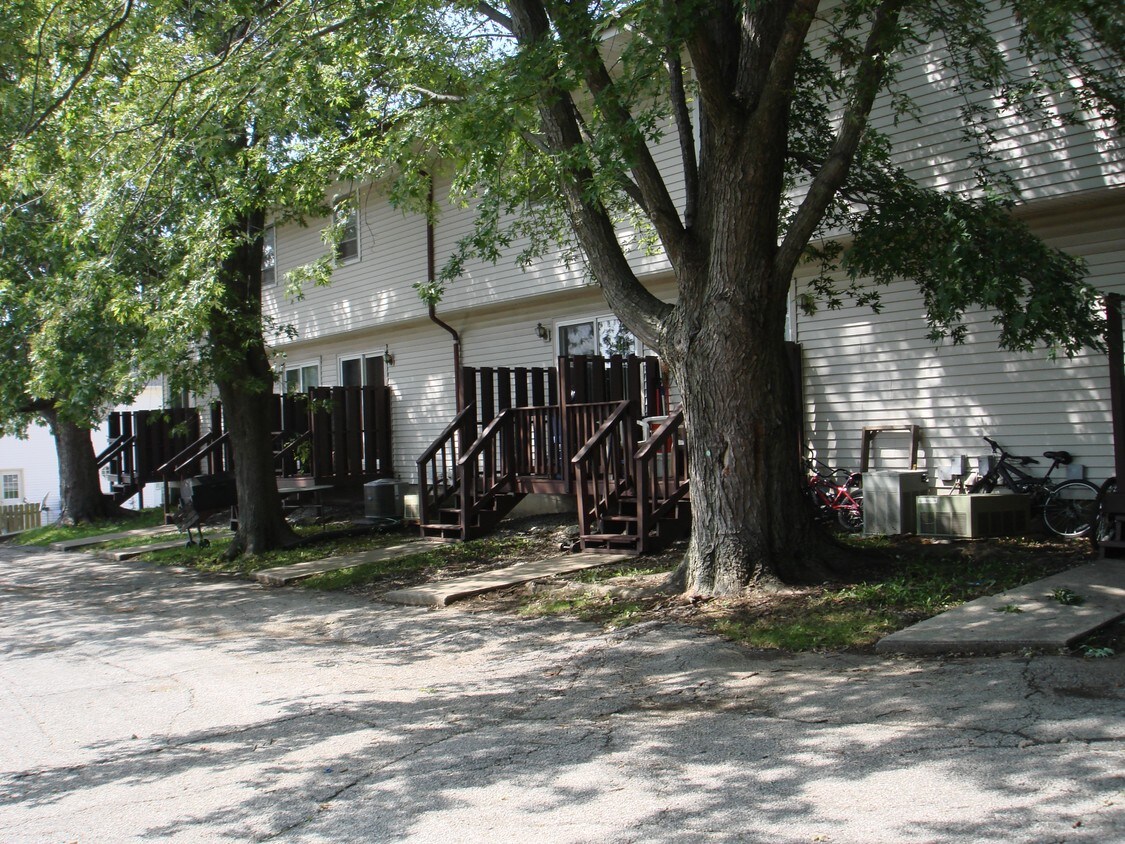 705 N Golfcrest Rd, Normal, IL 61761 Apartments in Normal, IL
