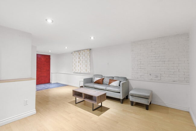 Building Photo - 2580 Trafalgar St