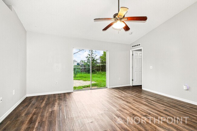 Foto del edificio - Now Available! 3 BR/2BA | Newly Renovated Single Family Home | 2-Car Garage Parking | Fenced back...