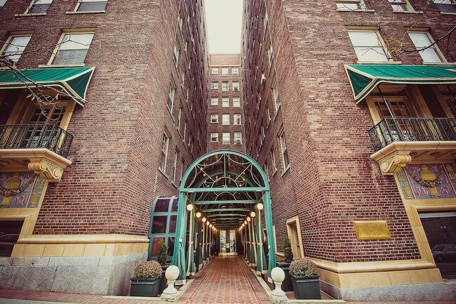 Building Photo - 29 S State St