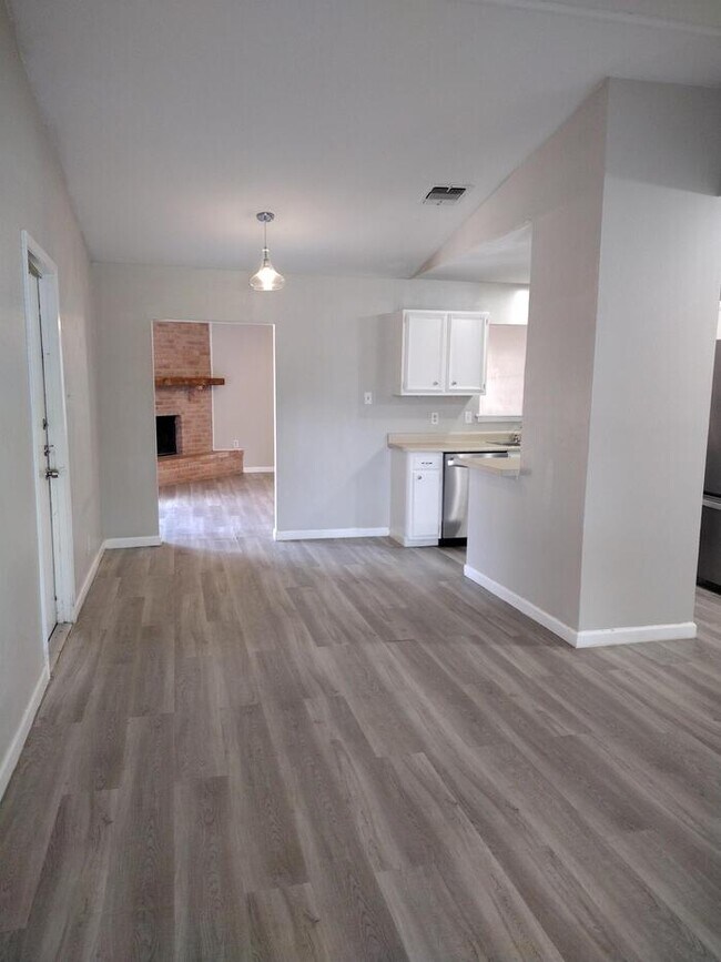 Foto del edificio - 2706 Lake Meadow St