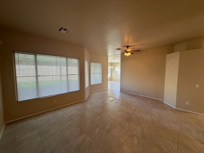 Building Photo - 3260 E Isabella Ave