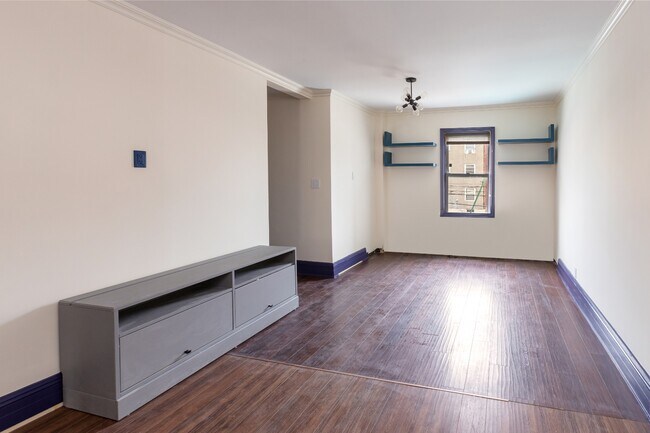 Building Photo - Duplex modern two bedroom, 2 full bath apa...