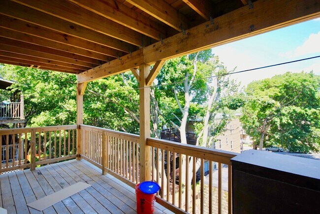 Foto del edificio - 98 Montebello Rd