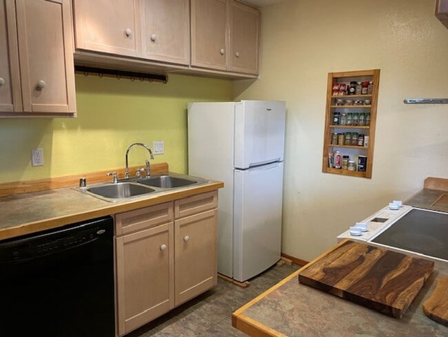 Building Photo - 1216 Purtov St