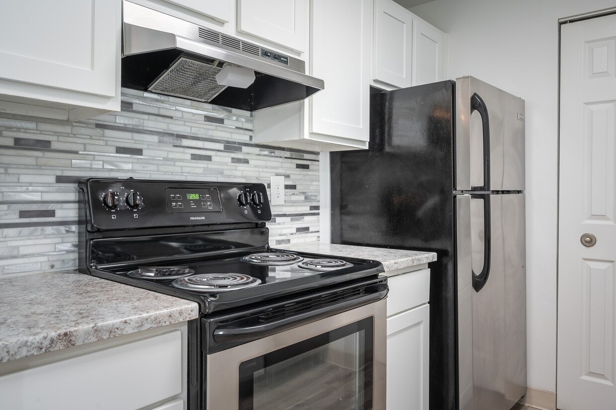 Riverwood | Cocina con horno y refrigerador - Riverwood Heights Apartments