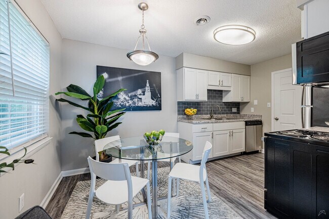 Foto del edificio - Woodland Creek Townhomes and Apartments