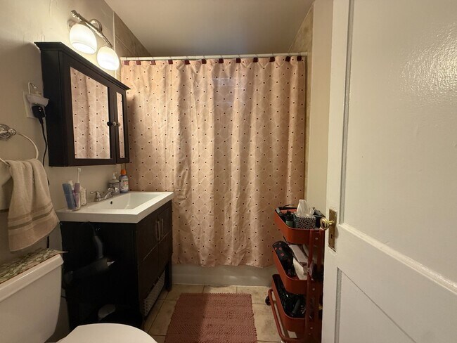 Foto del edificio - Rogers Park 2 Bed 1 Bath With Central AC & Heat, Beautiful Sunroom, Dog Friendly, Available July ...