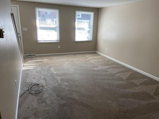 Building Photo - 127 Creekside Dr