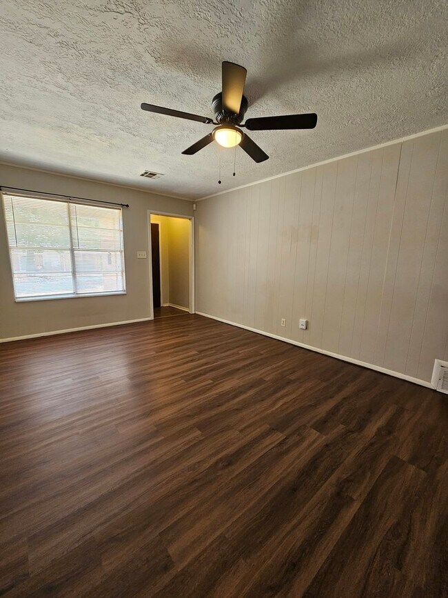 Foto del edificio - 1313 E Brooks St