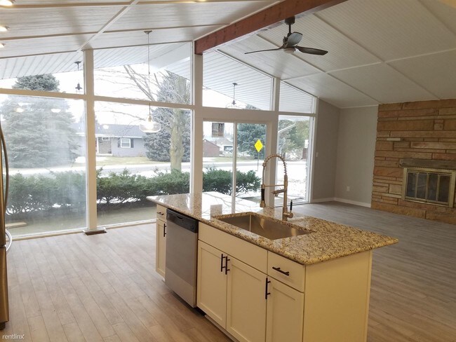 Building Photo - 3 br, 1 bath House - 185 Riviera Dr