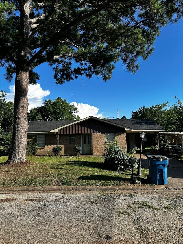 Foto principal - 402 E Pine Ave