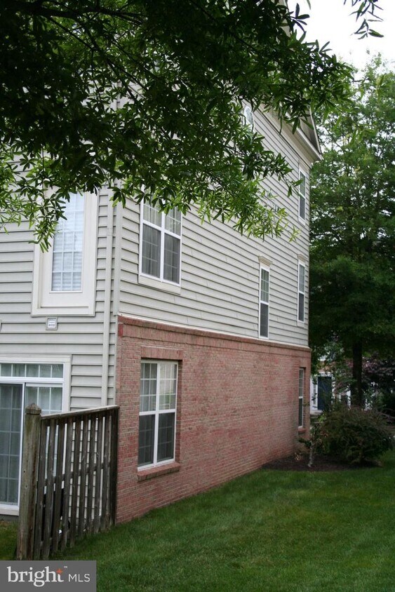 Building Photo - 3238 Thames Ln