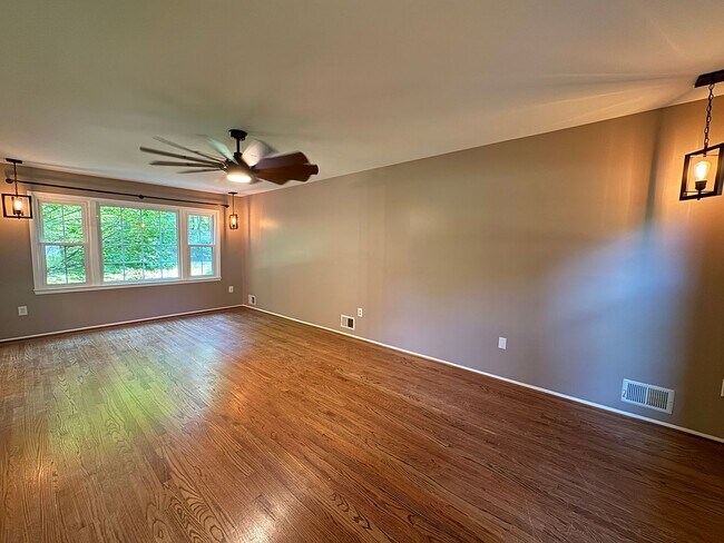 Building Photo - Lovely 4 Bed 3.5 Bath On Single Family Hom...