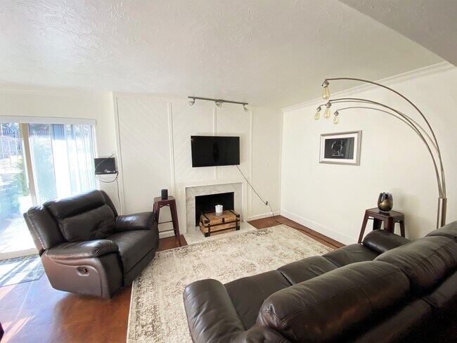 Building Photo - 425 E Creekside Cir