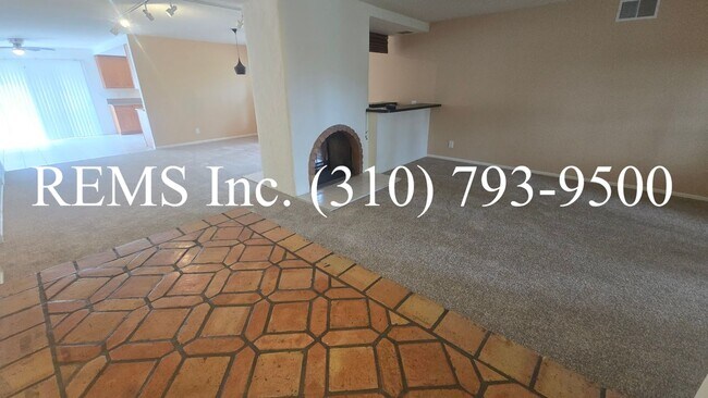 Foto del edificio - Large 4 Bedroom Single-Family Home with Pool & 2-Car Garage