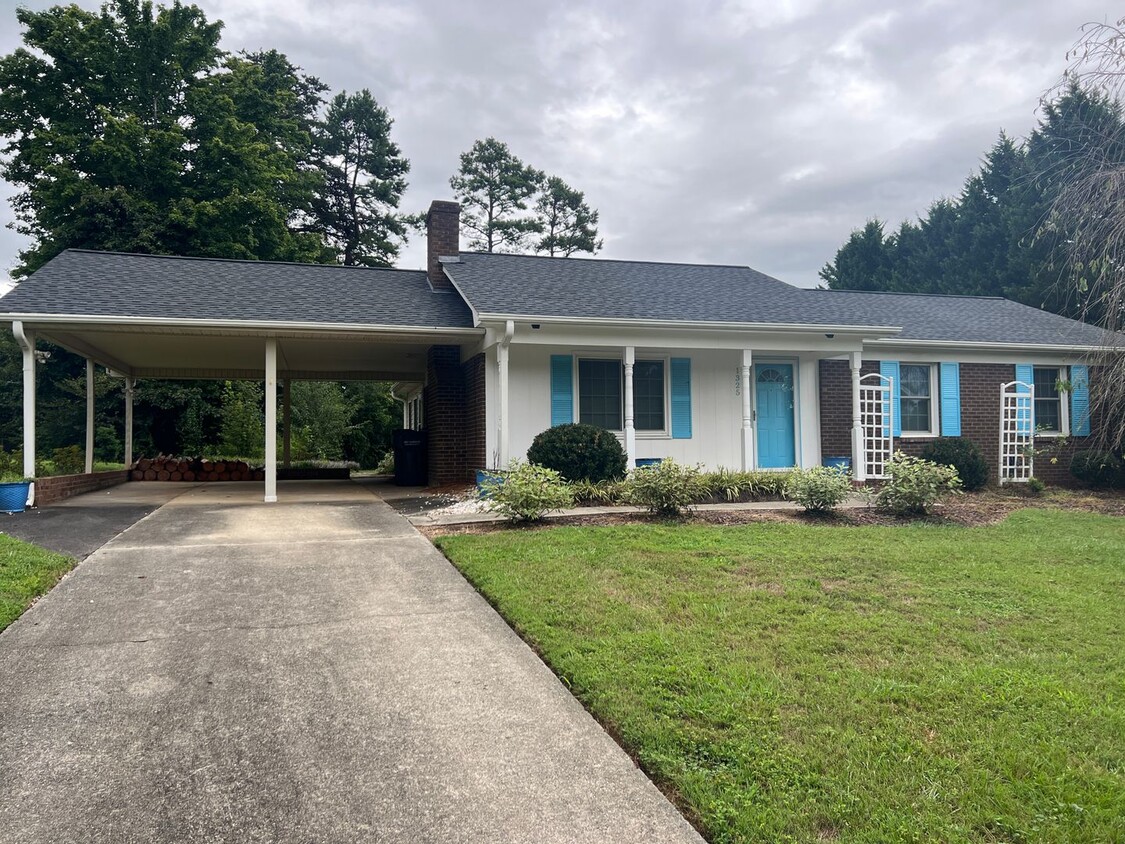 Primary Photo - 1325 Pebblebrook Rd