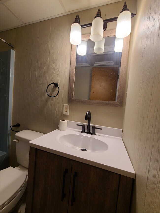 Baño - 566 Hystone Ave