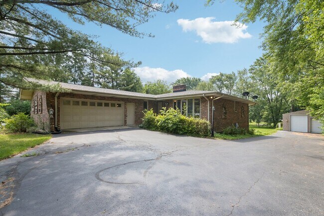 Building Photo - 13115 Maple Rd
