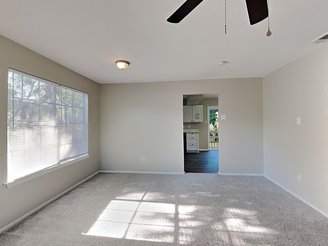 Building Photo - Charming 4/2 Home!!!